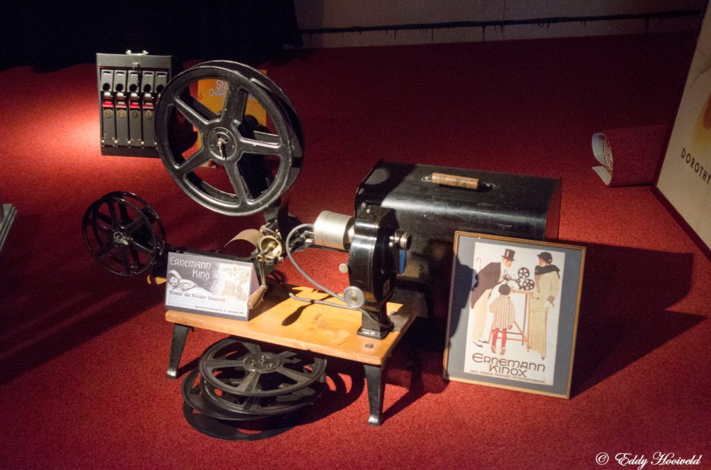 Kinox projector uit ca 1914; een van de oudste filmprojectoren voor thuisbioscoop-gebruik. Tussen 1914 en 1922 werden ongeveer 3000 exemplaren van de Kinox gemaakt in de filmfabriek van Heinrich Ernemann te Dresden. Verworven door het GDI in 2015 (Collectie Linders). Foto Eddy Hooiveld. 